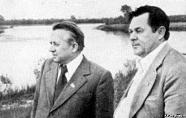 Андрэй Макаёнак з лепшым сябрам Іванам Шамякінам. 1978 год